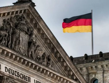 SZ: «Σκανδαλώδης η μείωση των επενδύσεων στη Γερμανία»